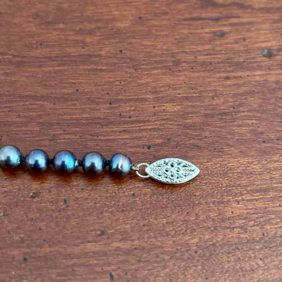 Elegant Silver Gray Pearl Necklace – Iridescent Beads, Classic Strand, EUC - Picture 5 of 7